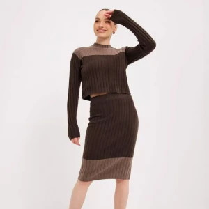 Stickad set - Stickad set från JJXX helt ny med etiketter. Material: 45% Bomull, 29% Nylon, 23% Akryl, 3% Elastan Kjolen och tröjan kan användas separat men snyggt även ihop