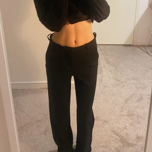 Kostymbyxor! - Riktigt snygga kostymbyxor från Vero Moda 💗pris går att diskuteras vid snabb affär! strl S men funakr även för xs och m pga materialet! Tryck inte på köp nu! Köparen står för frakten!