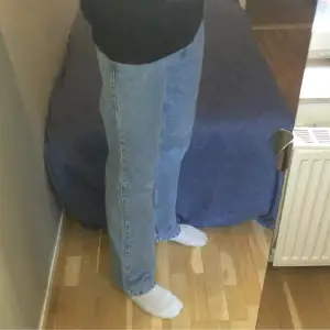 Blå jeans från Junkyard köpta för 800kr. Passform: Loose, straight, high Waist. Använda några gånger men de är inte slitna. Funkar för både tjejer och killar.  Nytvättade✅