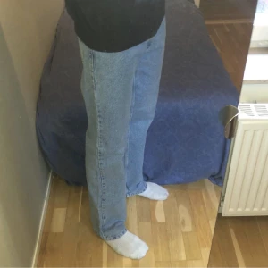 Junkyark Blue Jeans - Blå jeans från Junkyard köpta för 800kr. Passform: Loose, straight, high Waist. Använda några gånger men de är inte slitna. Funkar för både tjejer och killar.  Nytvättade✅
