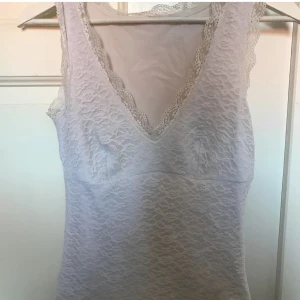 Sommarlinne - Väldigt fint spets linne. Sitter fint på kroppen. Stretchigt material. 3 FÖR 2 PÅ ALLT I MIN PROFIL!!