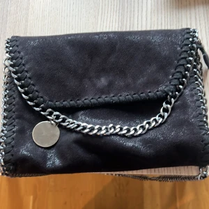 Väska - Super fin Stella McCartney liknande väska i super bra skick!❤️😍Frakt ingår inte!!!