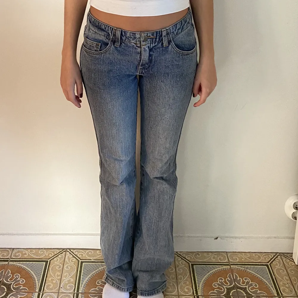 Säljer mina älskade lågmidjade brandy melville jeans 💕 midjemått ca 73 cm, jag är 168 cm. Inte sålda!!. Jeans & Byxor.