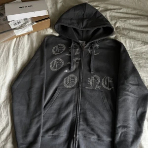 One Of One Hoodie  - Grey OG zip hoodie, knappt använd. Super duper skön och perfekt passform men den kommer aldrig till användning tyvärr så dags för en ny ägare.