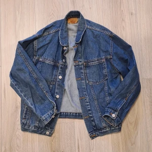Jeansjacka Levi's - Jeansjacka till våren i str 14, men är snarare en M eller liten L, beroende på om en vill kunna knäppa den eller inte. Hojta till om fler bilder önskas 🌼