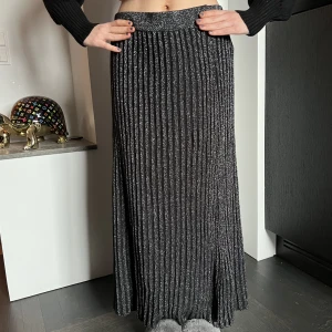 Glittrig kjol - Glittrig kjol från Gina Tricot i strl XL ✨ Aldrig använd med lappar kvar 🖤 Passar skitsnyggt som lågmidjad kjol om du har typ 38/40, 166cm lång på bilden 🪩Finns att hämta på Östermalm eller postas med PostNord spårbart (79kr). Buda!