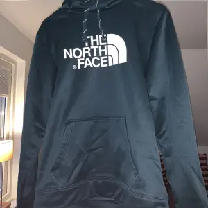 Mörkgrön The North Face hoodie som är väldigt sparsamt använd, fortfarande i nyskick, 10/10! Extremt skönt material. Köpt på Intersport. Nypris: 950kr