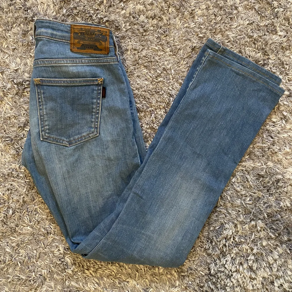 Ljusblåa jeans från crocker. Köpta här på plick men var inte så som jag tänkte. Säljer därför vidare. De är i fint  skick. Passar bra i längden på nån som är runt 160 cm😊. Jeans & Byxor.