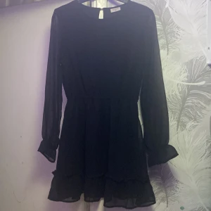 Klämning  - En klänning från Kappahl som jag inte vet vart den kommer ifrån. I superbra stick 