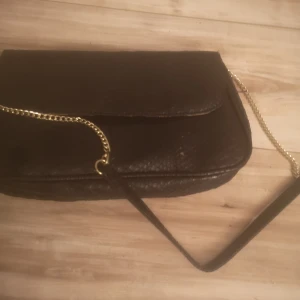 handväska typ - Säljer den här fina väskan, som ny och aldrig använd säljer pga att jag aldrig använder den men jätte fin 😍