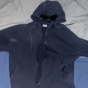  cp company tröja  - Säljer denna cp Company tröja eftersom den har blivit för liten för mig och passar inte riktigt min stil. Äkta såklart skick 8/10