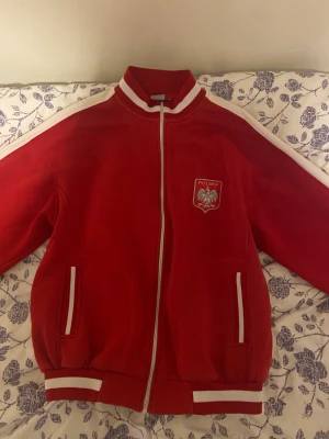 polska collegetröja  - snygg och cool polen tröja jävligt bra passform skriv för mer info.