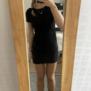 Miniskirt - Svart miniskirt med en liten slits, den är aldrig använd och i väldigt bra skick.