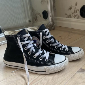 Svarta converse - ALLA BUD ÄR BINDANDE, BUDA ENDAST OM DU ÄR SÄKER PÅ ATT DU SKA KÖPA! Svarta converse i storlek 37, använda men i fint skick! Köp direkt för 500 kr, skriv till mig privat!❤️