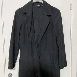 Jacka - Det är tunn jacka som jag har använt fåtal gånger men i fintskick. Den har bälte med 💗 FRI FRAKT :)