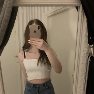 Vitt linne  - Super gulligt linne som passar perfekt till sommarn, linnet är i storlek xs men är väldigt stretchig i materialet så passar s och troligtvis m också 