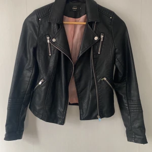 Skinnjacka Only - Svart skinnjacka från Only. Använd men i gott skick. ✨🌸 