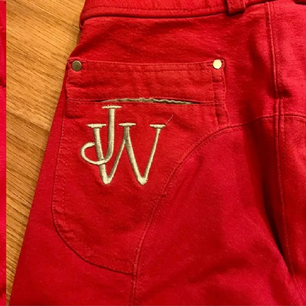 Så fina John Whitaker ridbyxor strl 32, använt men i fint skick 🤎. Jeans & Byxor.