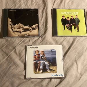 Weezer TRE st (CD) - Pinkerton : 59 spänn, Weezer (grön) : 59, Buddy Holly (singel med tre låtar: 29. Och tar alla tillsammans för 119  Fin skick. PS skicka meddelande innan du beställer! 