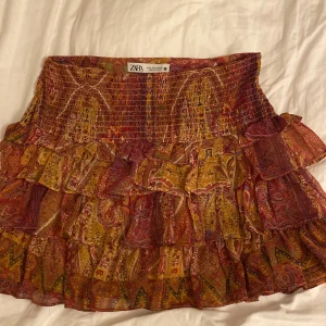 Zara volangkjol - Fin sommarkjol som inte säljs längre. Älskar denna kjol och därför är detta en intressekoll. Säljer endast vid bra bud. Seriösa bud!