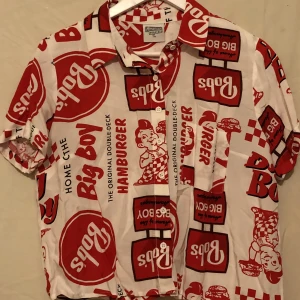 Cropped viscos skjorta  - Retro mönstrad kort skjorta, väldigt mjuk och luftig