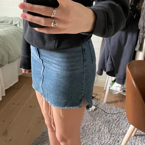 Jeanskjol med slits - Så fin mörkblå jeanskjol från hm. Jättefint skick!💕