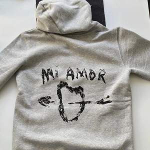 Mira Paris/ Mi Amor hoodie som är använd ca 2 gånger Stl S i Unisex, ser helt ny ut å är inprincip ny. Ny pris 1367kr❤️ första bilden lånad