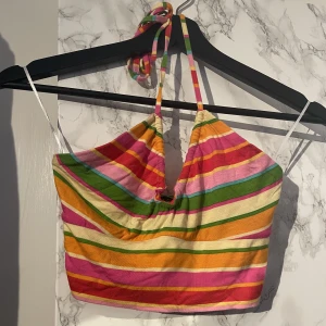 Jätte fint linne☀️ - Säljer mitt jätte fina och oanvända linne från pull & bear🤍 Jag säljer det då jag tyvärr inte fått någon användning av det☀️