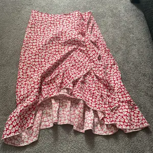 Säljer dessa två skitsnygga kjolar ifrån shein då dom inte kommit till användning! använd ett fåtal gånger!