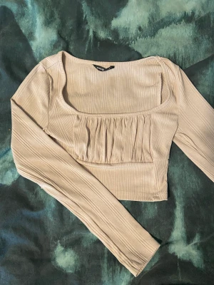 Beige topp - Säljer denna toppen i storlek XS för 35kr+frakt. 