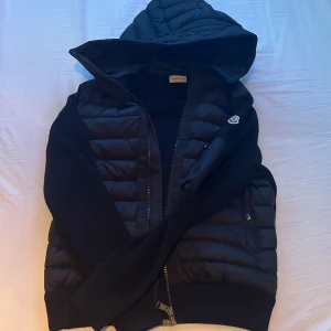 Moncler cardigan  - Hej! Säljer min cardigan pga utav att jag behöver pengarna, använd 4-5 gånger och den är i 10/10 skick. Köpt för 8600kr på moncler butiken inne på Östermalm.  Kvitto och allting finns!
