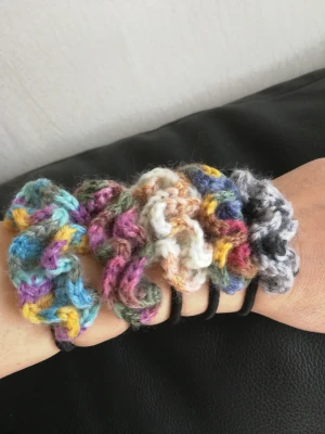 Färg glad hårsnodd  - Nytt. Egenvirkad. Finns 5 olika färger. 20kr/st. Vackra hårsnodd för tjejer. Gummiband är 5cm. Postar efter betalning. 