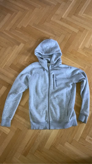 Sall racing grå hoodie - En grå sail racing hoodie i storlek XS. Använt den ett fåtal gånger. 