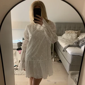 Vit klänning  - populär klänning från nakd som är slutsåld❤️‍🔥 säljer då jag valde den i annan storlek, den är helt ny med lappar kvar 