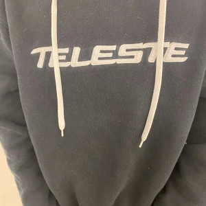 Cropped y2k hoodie - cropped y2k hoodie storlek s-m. Riktigt snygg men använder inte mycket längre. Pris kan diskuteras vid snabb affär skickar oftast inom 12-24 timmar😊 glöm inte kolla min profil och följ för mer kläder👍 GRATIS FRAKT