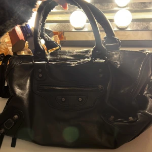 Balenziaga inspirerad väska  - Säljer nu min kära Baleciaga inspirerade väska, köptes i Spanien för två år sedan välskött. 