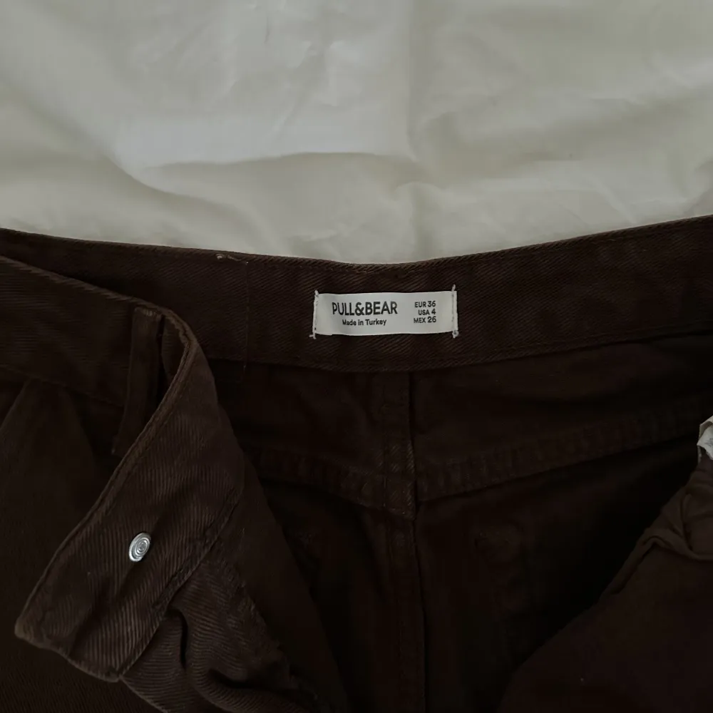 Raka jeans från pull&bear i den perfekta mörkbruna färgen, midwaist🤎. Jeans & Byxor.