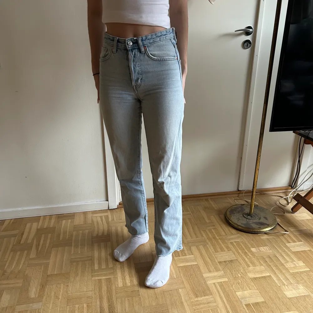 Blåa raka jeans från HM storlek 26, köpta för 399 säljer för 200. Avklippta i benen. Jeans & Byxor.