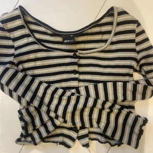 Topp - En fin topp från Gina i xs, säljs då den inte har blivit använd (nyskick), köp inte genom ”köp nu”💗