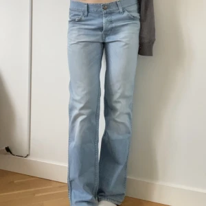 Lågmidjade jeans - Lågmidjade jeans från wrangler, passar s/m, spårbar frakt 69kr💕