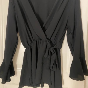 Blus  - Svart V-rigad blus med trekvarts armar