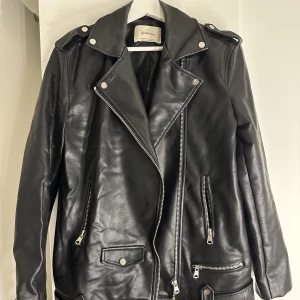 Oversize Skinnjacka - Från stradivarius  Nypris 499:- (Legat i låda därav skrynklig)