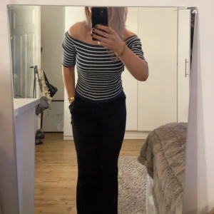 Randig topp - Jättefin topp från Zara! Marinblå & vitrandig, knappt använd💙