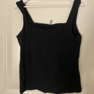 Svart linne - Ett svart linne med fyrkantig urigning med tjockt material. Använd fåtal gånger