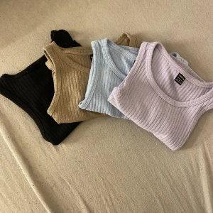 Cropade linnen  - 4 stycken cropade linnen i färgerna svart,  begege, ljusblå och lila. Säljer pågrund av att jag råkade beställa fel storlek därför alldrig använda!  Alla 4 för 50 kr inklusive frakt  En för 15 kr inklusive frakt 