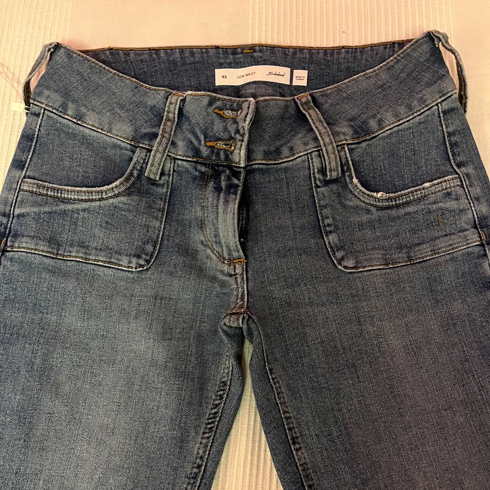 Säljer nu mina skitsnygga lågmidjade subdued jeans! 💗Säljer pga av de är för små. Har prislappen kvar och är aldrig använda! På byxorna står det att det är strl 42 men jag skulle säga att de passar någon med xs eller s (eventuellt en liten 38a) 💗. Jeans & Byxor.
