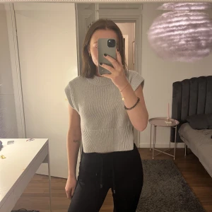 Tröja från Gina tricot - Grå väst från Gina i bra skick!