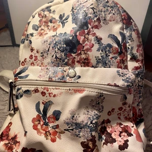 Blommig ryggsäck  - Medel stor ryggsäck med plats för en laptop 