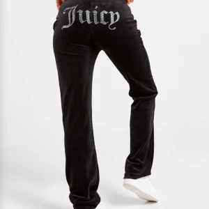 Juicy couture diamant byxor  - Detta plaget är 1 år gammalt har knappt använt de, jag älskar verkligen det men de kommer inte så mycket till användning, priset kan diskuteras 