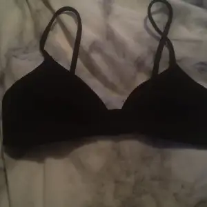 Svart bikini topp från hm. Nypris: 150kr